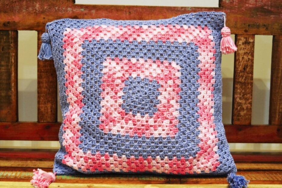 Almofada de Crochê Duna com Square Azul e Rosa com Gráfico