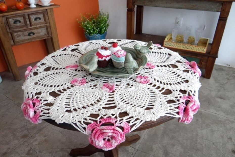 Use em sua Decoração: Centro de Mesa em Crochê Creme e Rosa