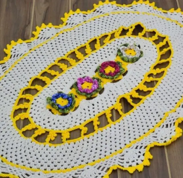 tapete de crochê oval amarelo florido
