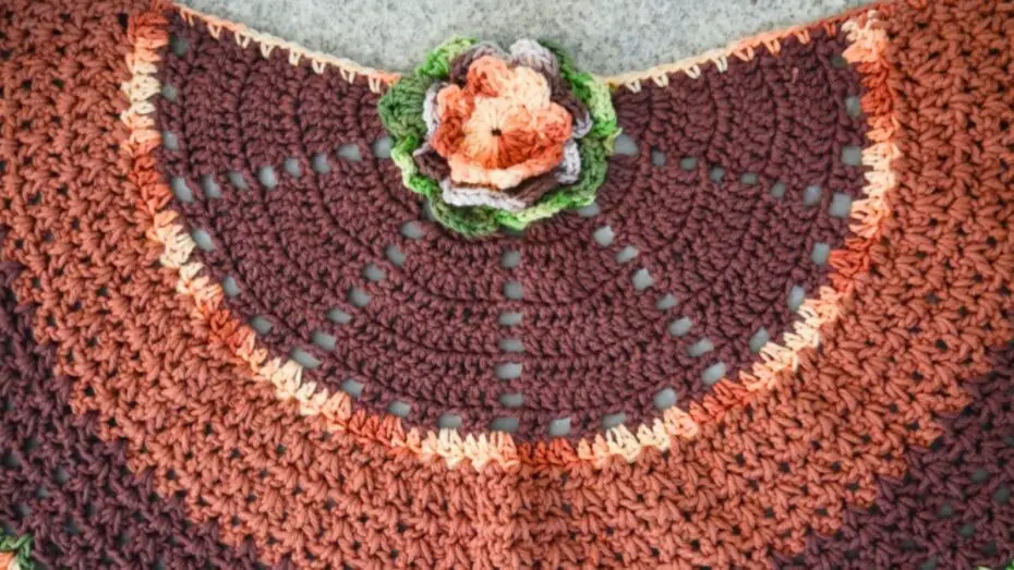 Charme e elegância para a decoração: tapete em crochê meia lua