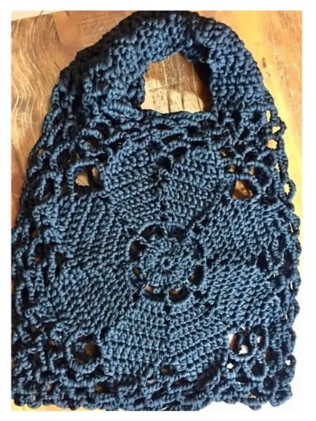 Bolsa gigante de crochê no sofá